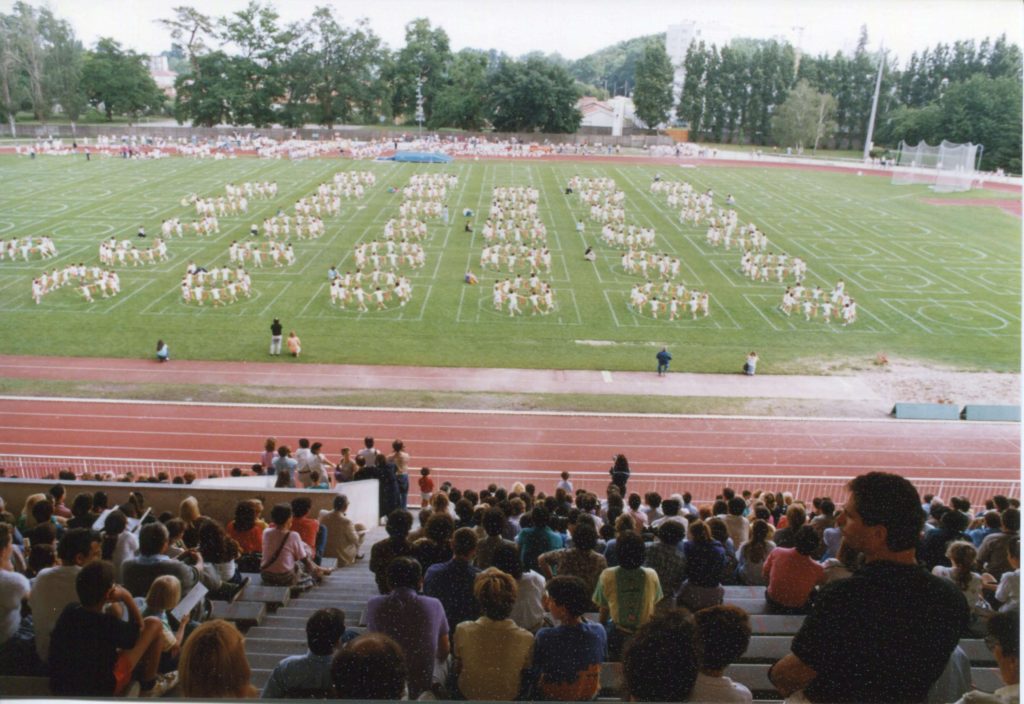 Fête de l'USEP Union sportive de l'enseignement du premier degré, 19 mai 1990. Photographie couleur, auteur inconnu. Archives communales de Mérignac, 1278 W 44.