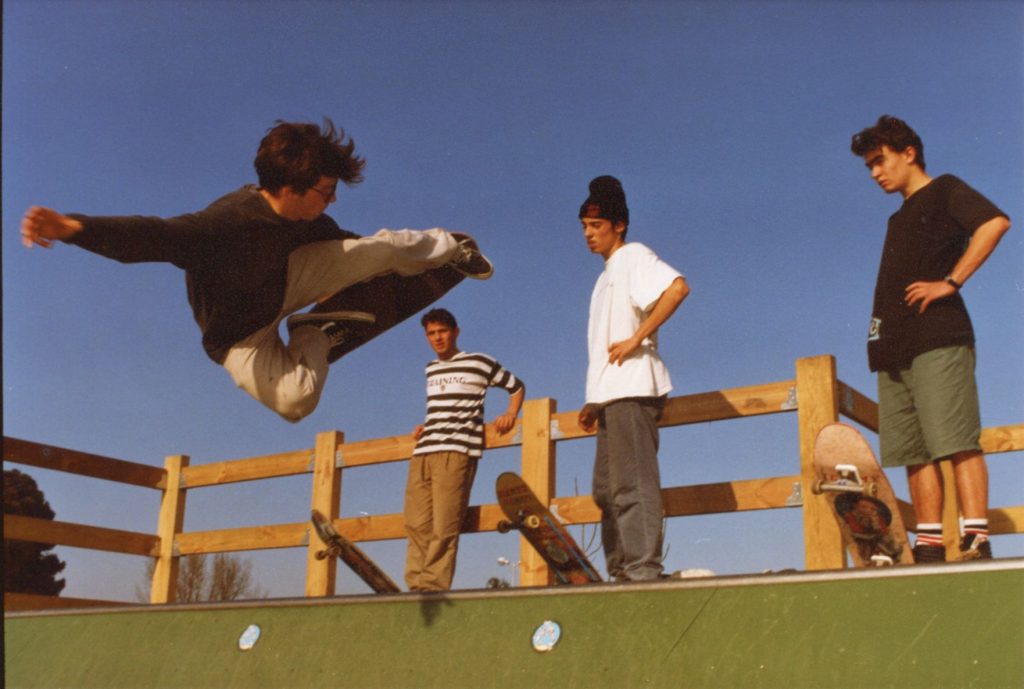 Démonstration de skateboard au skate-park du Jard, 1992. Photographie couleur, auteur inconnu. Archives communales de Mérignac, 1288 W 231.