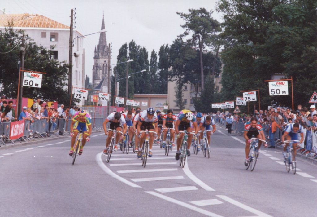 Arrivée de la course cycliste la Route du Sud, 24 juin 1993. Photographie couleur, auteur inconnu. Archives communales de Mérignac, 1288 W 554.
