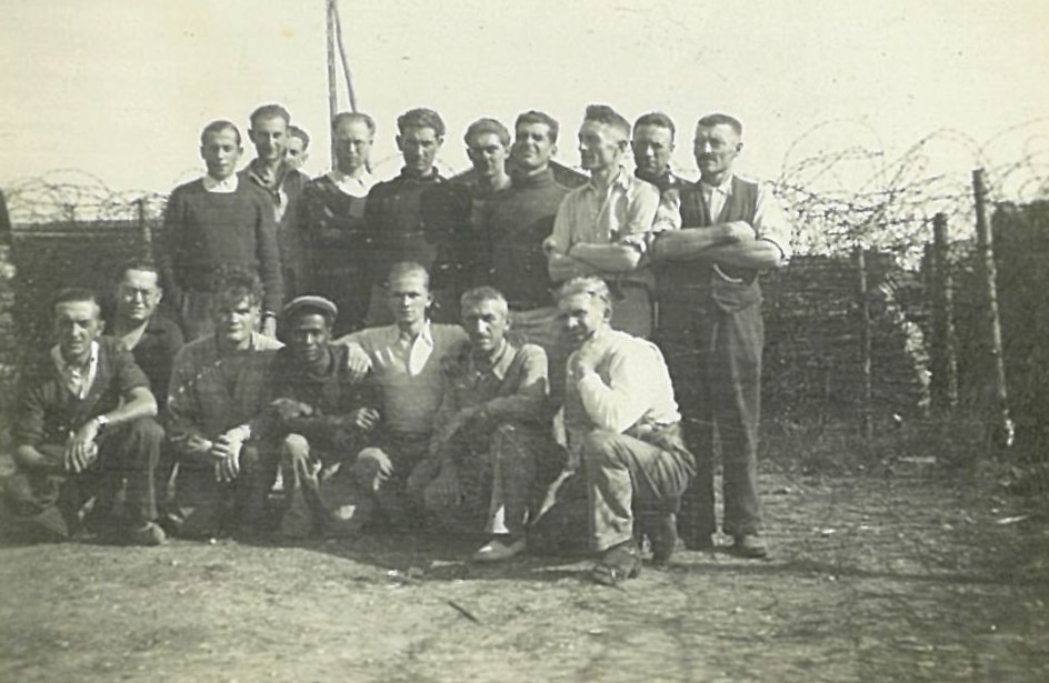 Un groupe de la baraque d’otages n°6, [1941]. Photographie N et B, auteur inconnu. Archives départementales de la Gironde. Fonds Georges-Durou, 142 J 77.