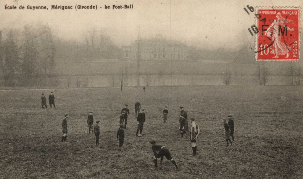 Une partie de football entre les élèves de l’école de Guyenne installée au château de Bourran, [1910]. Carte postale. Archives communales de Mérignac, 14 Fi 111.