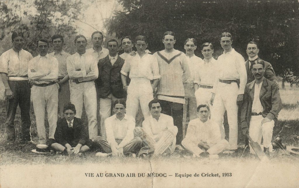 Équipe de cricket de la Vie au Grand Air du Médoc, 1913. Carte postale. Archives communales de Mérignac, 14 Fi 179.