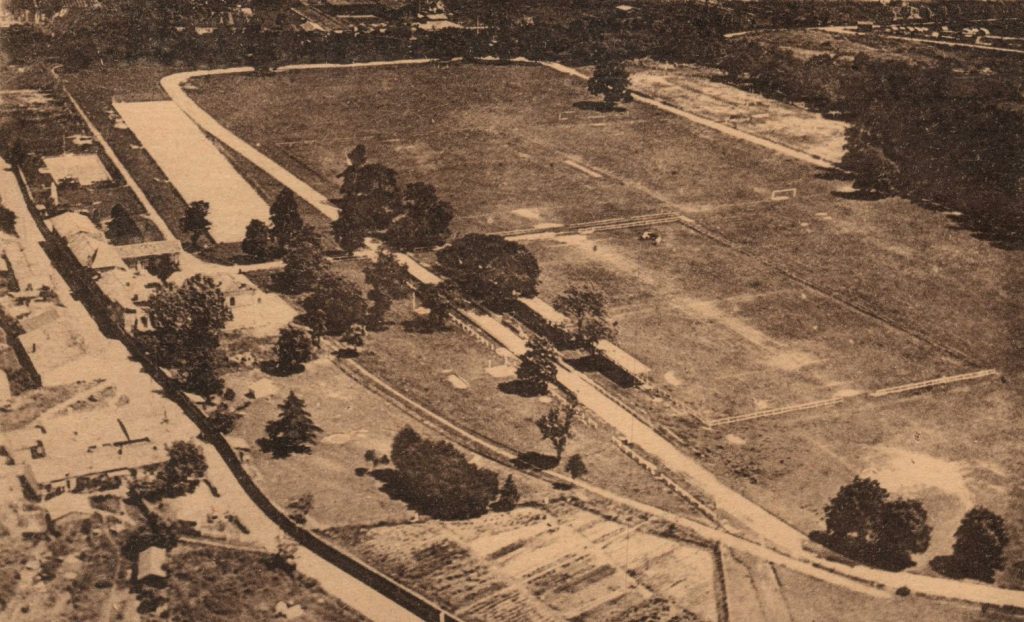 Vue aérienne du parc de la Vie au Grand Air, au Jard, [1930]. Carte postale. Archives communales de Mérignac, 14 Fi 180.