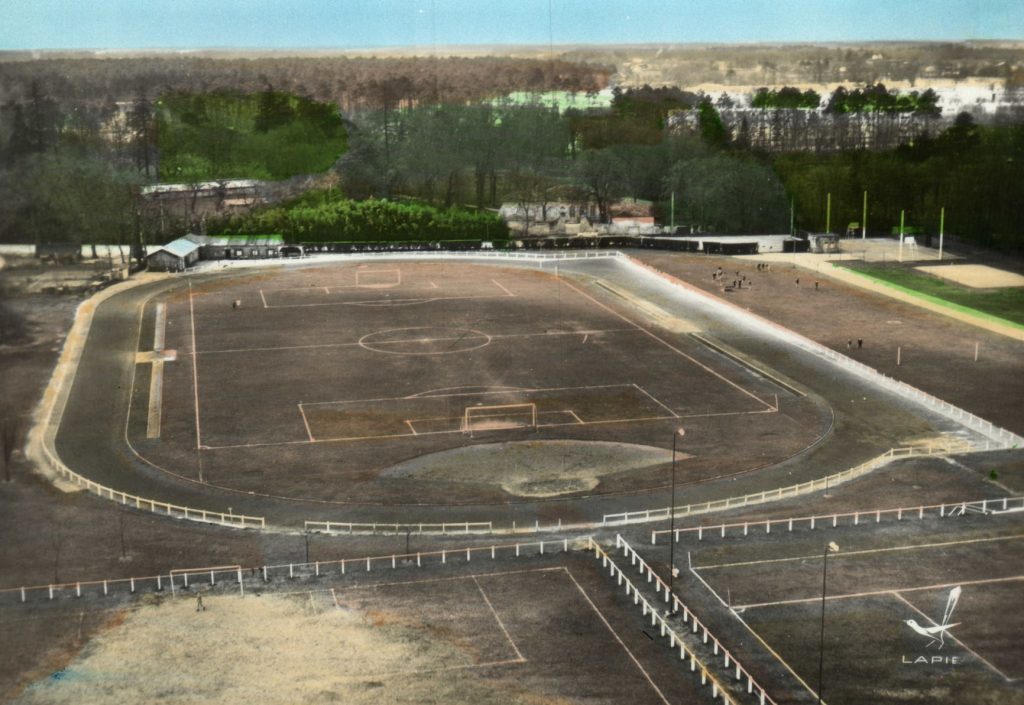 Vue aérienne du stade municipal, [1960]. Carte postale. Archives communales de Mérignac, 14 Fi 334.