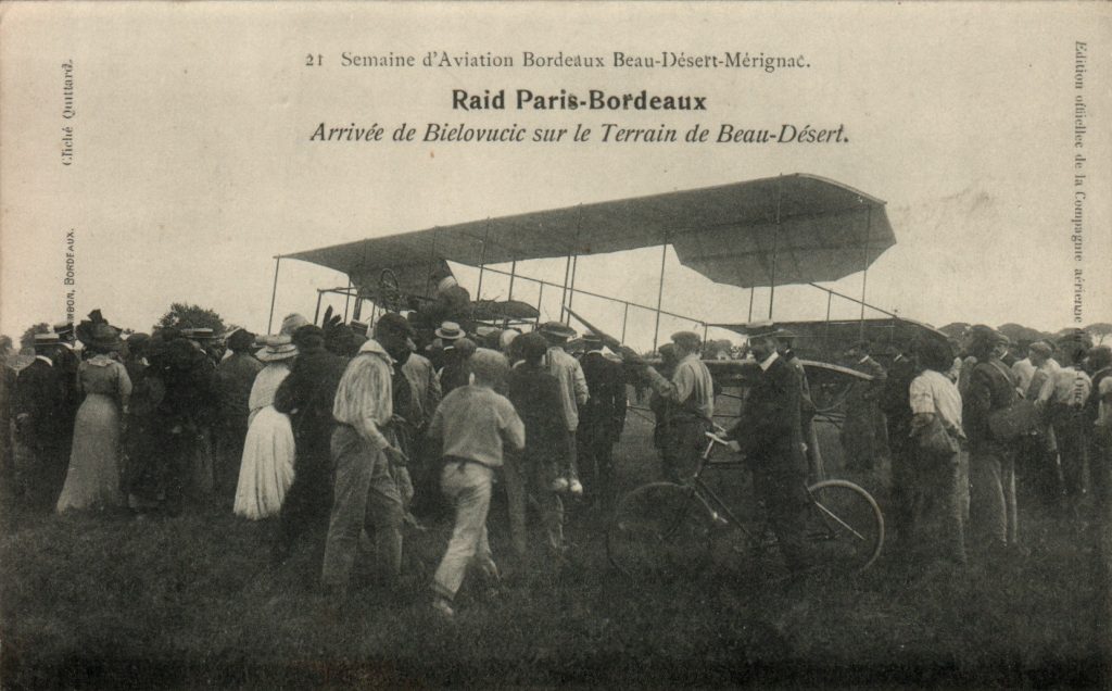 Semaine d’aviation Bordeaux-Beaudésert-Mérignac. Raid Paris-Bordeaux. Arrivée de Bielovucic sur le terrain de Beaudésert, 3 septembre 1910. Carte postale. Archives communales de Mérignac, 14 Fi 359.