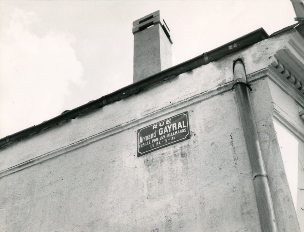 Plaque de la rue Armand-Gayral, fusillé par les Allemands, le 24 septembre 1941, s.d. Photographie N et B, Jacques Rossignol reporter photographe. Archives communales de Mérignac, 15 Fi 83.