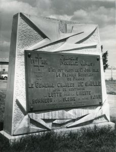 Ancienne stèle de l’Envol à Beutre, inaugurée le 10 novembre 1945.Photographie N et B, Jacques Rossignol Reporter Photographe. Archives communales de Mérignac, 15 Fi 211.