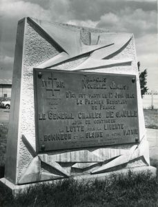 Ancienne stèle de l'envol du Général de Gaulle à Beutre, s.d. Photographie N&B, Jacques ROSSIGNOL Reporter Photographe. Archives communales de Mérignac, 15 Fi 211.
