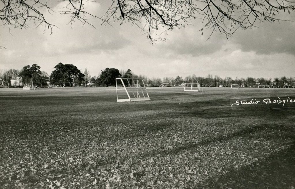 Vue des terrains du stade du Jard, [1965]. Photographie N et B, studio Boisnier. Archives communales de Mérignac, 15 Fi 343.