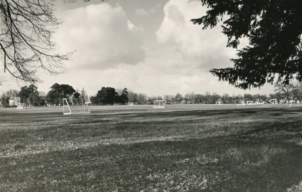 Vue des terrains du stade du Jard, [1965]. Photographie N et B, studio Boisnier. Archives communales de Mérignac, 15 Fi 344.