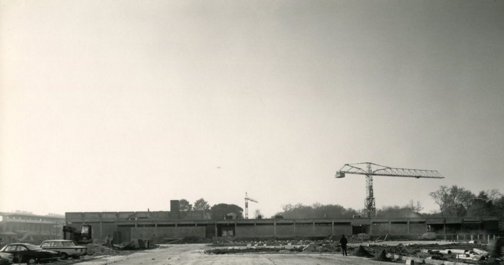 Construction du stade nautique, [novembre 1970]. Photographie N et B, Burdin. Archives communales de Mérignac, 15 Fi 347.