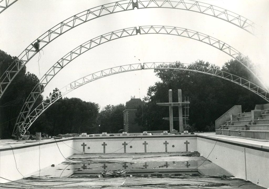 Construction du grand bassin du stade nautique, s.d. Photographie N et B, auteur inconnu. Archives communales de Mérignac, 15 Fi 356.