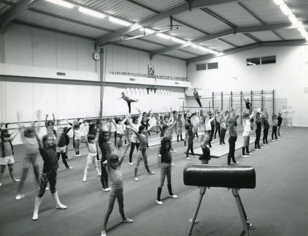 Cours de gymnastique dans la salle d’éducation physique de la Glacière, [1971]. Photographie N et B, Burdin. Archives communales de Mérignac, 15 Fi 368.