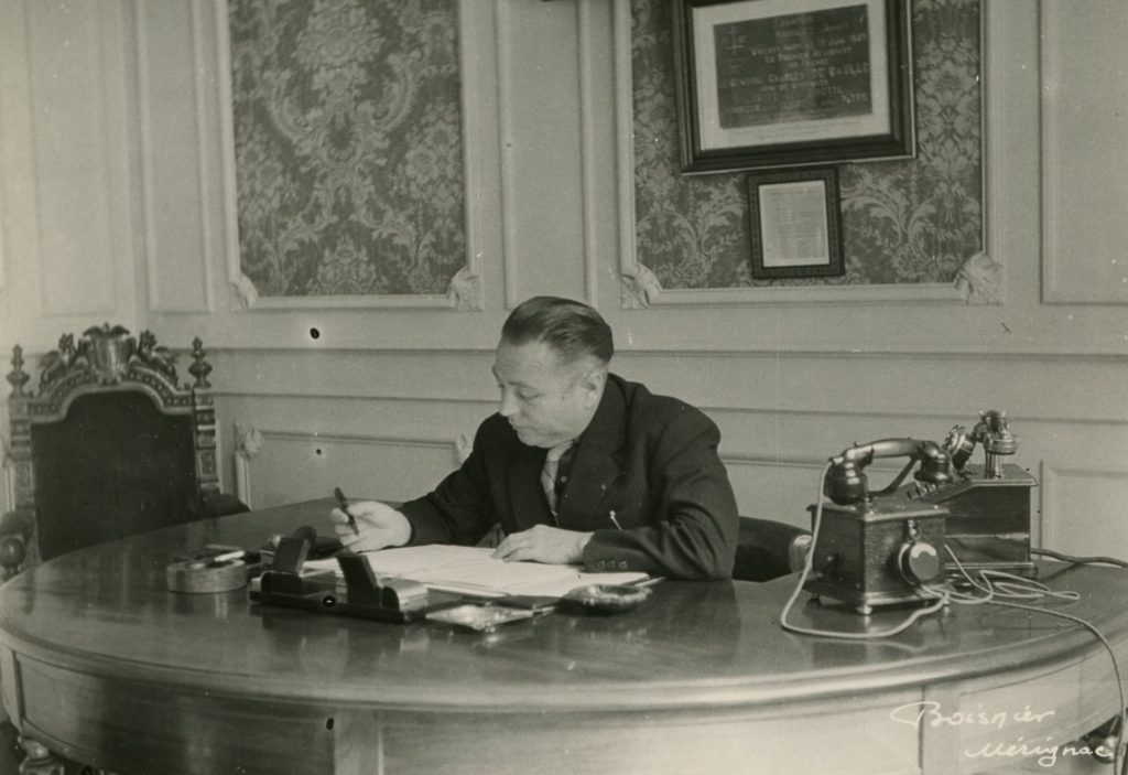 Robert Brettes à son bureau de l’Hôtel de Ville de Mérignac, [1947]. Photographie N et B, Studio Boisnier. Archives communales de Mérignac, 15 Fi 540.