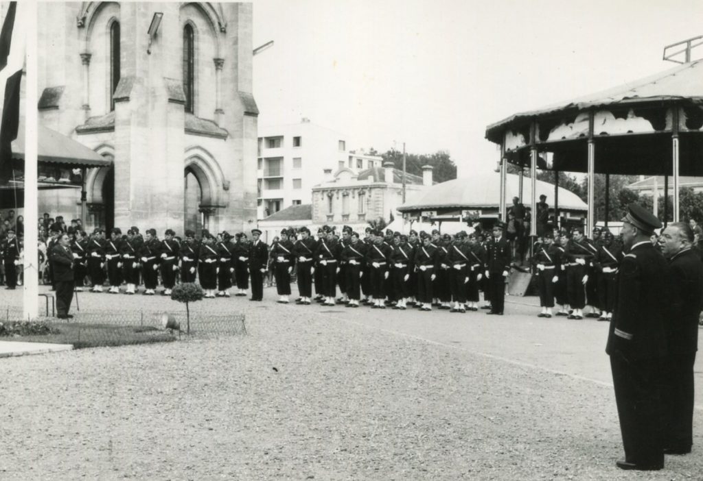Commémoration de l’armistice du 8 mai 1945, place Charles-de-Gaulle. Photographie N et B, auteur non identifié, s.d. Archives communales de Mérignac, 15 Fi 662.