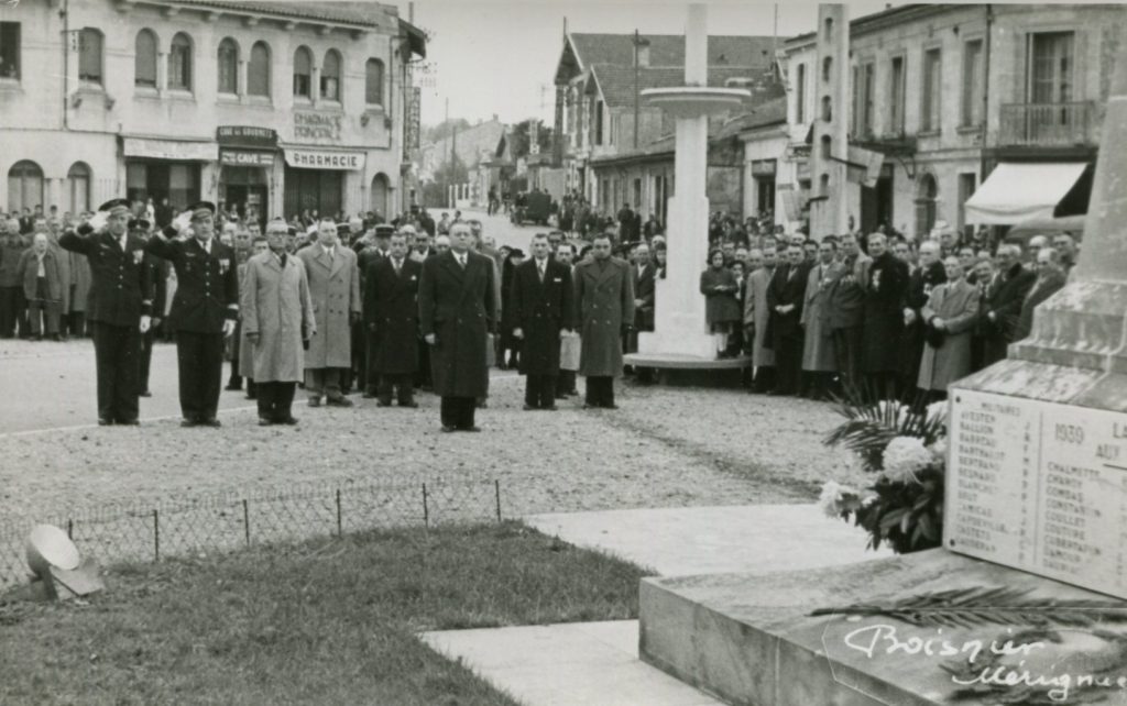 Cérémonie patriotique au Monument aux Morts. Photographie N et B, studio Boisnier, s.d. Archives communales de Mérignac, 15 Fi 691.
