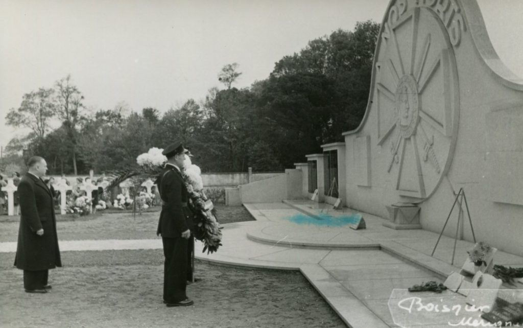 Cérémonie patriotique au carré militaire du cimetière. Photographie N et B, studio Boisnier, s.d. Archives communales de Mérignac, 15 Fi 700.