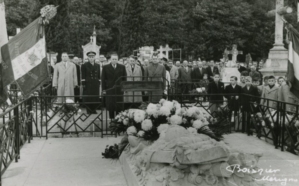 Cérémonie patriotique au caveau du cimetière. Photographie N et B, studio Boisnier, s.d. Archives communales de Mérignac, 15 Fi 702.