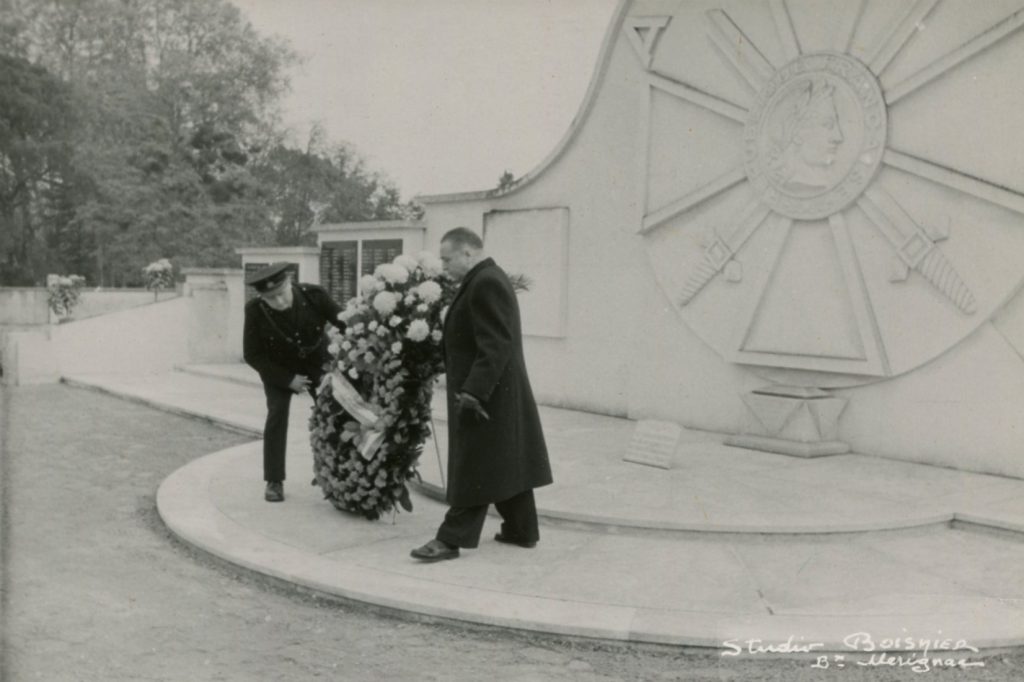 Cérémonie patriotique au carré militaire du cimetière. Photographie N et B, studio Boisnier, s.d. Archives communales de Mérignac, 15 Fi 708.