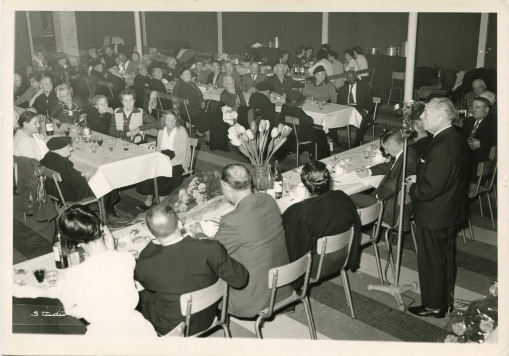 Discours de Robert BRETTES, maire, lors d’un repas des anciens dans la salle des fêtes du Bourg, novembre 1964. Photographie N et B, studio Boisnier. Archives communales de Mérignac, 15 Fi 759.