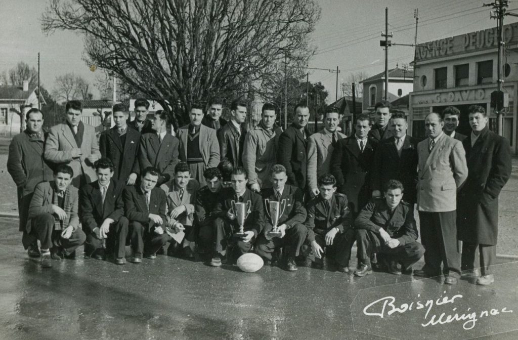 Équipe de Rugby sur la place Charles-de-Gaulle, s.d. Photographie N et B, Studio Boisnier. Archives communales de Mérignac, 15 Fi 866.