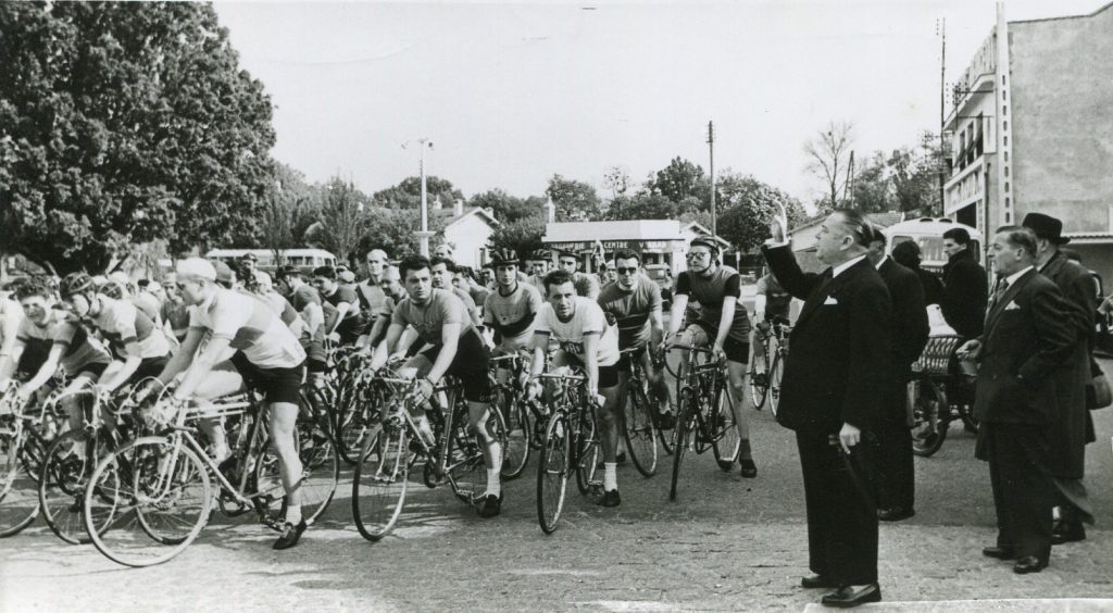 Départ d’une course cycliste, [1953-1959]. Photographie N et B, auteur inconnu. Archives communales de Mérignac, 15 Fi 879.