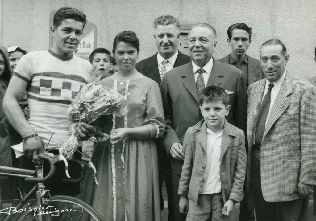 Arrivée d’une course cycliste. Remise de récompense par Robert Brettes, maire, 5 juin 1960. Photographie N et B, Studio Boisnier. Archives de Mérignac, 15 Fi 880.