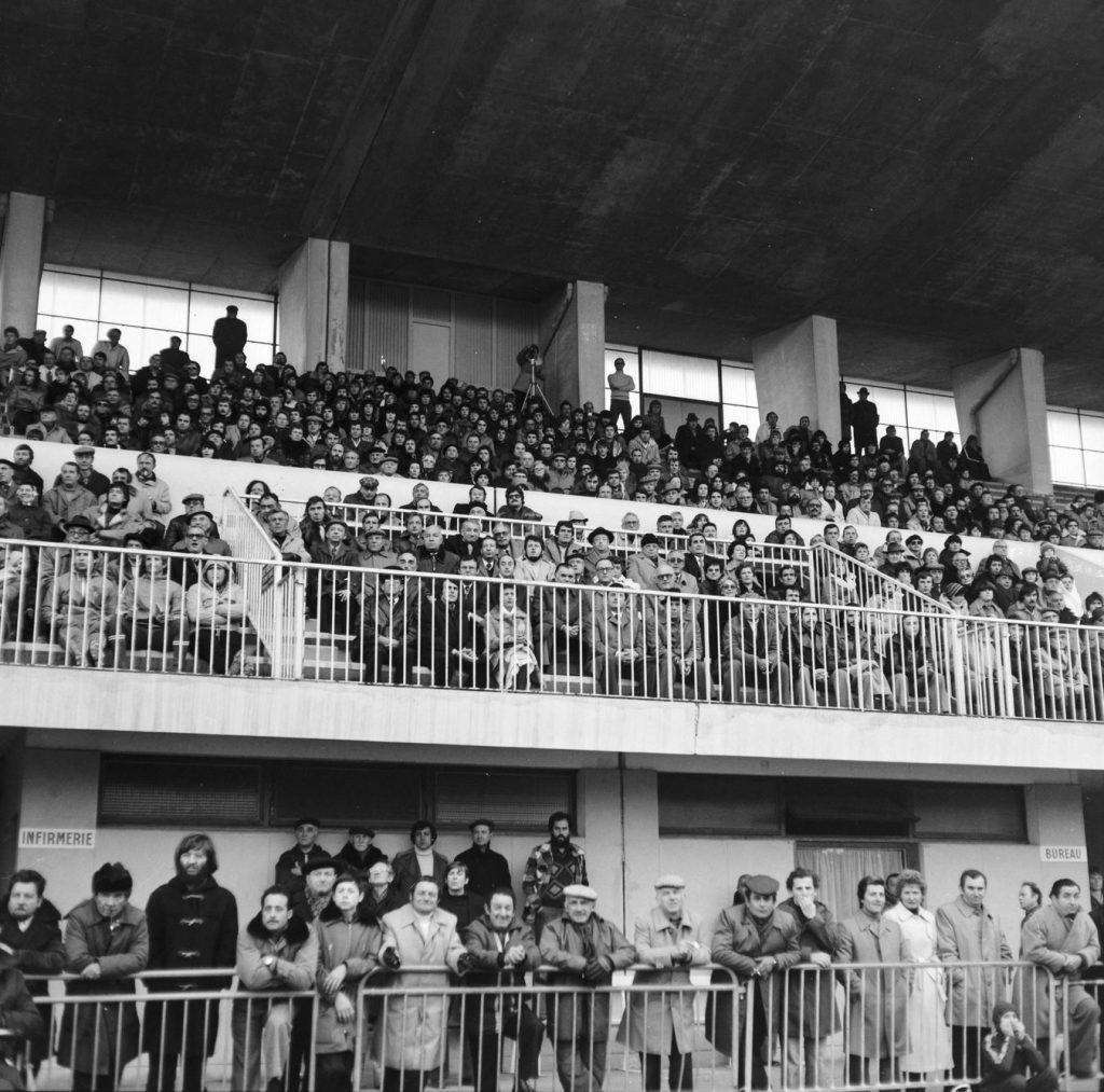 Tribune du stade Robert-Brettes. Match de rugby Mérignac-Toulon, 4 décembre 1977. Photographie N et B, auteur inconnu. Archives communales de Mérignac, 18 Fi 29.