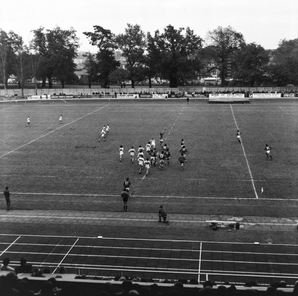 Terrain d'honneur du stade Robert-Brettes. Match de rugby Mérignac-Toulon, 4 décembre 1977. Photographie N et B, auteur inconnu. Archives communales de Mérignac, 18 Fi 29.