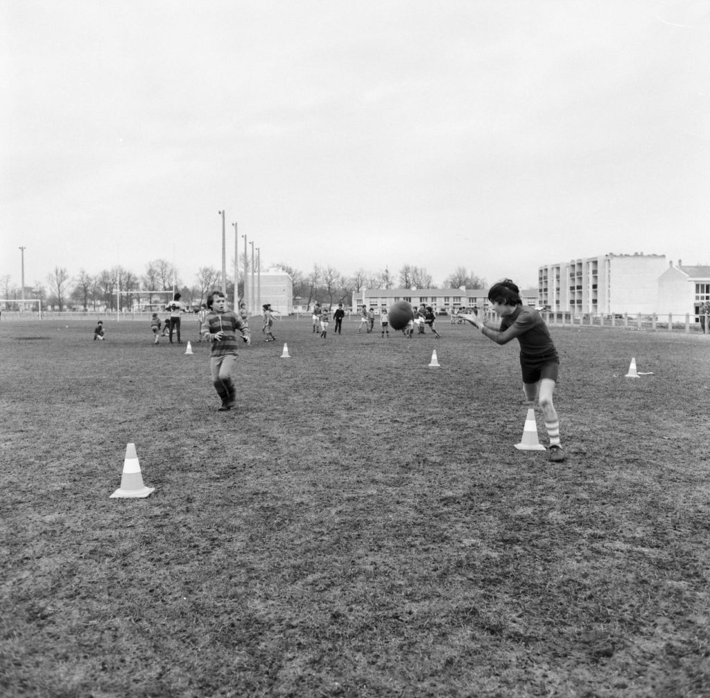 École de rugby, 1977. Photographie N et B, auteur inconnu. Archives communales de Mérignac, 18 Fi 46.