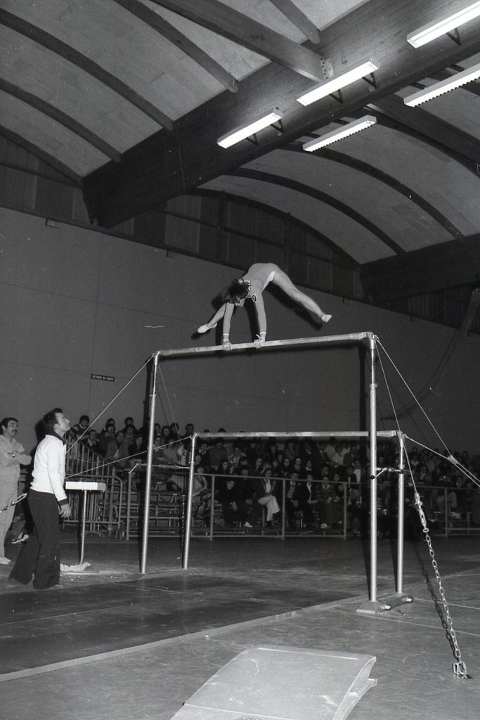 Championnat de France de gymnastique au COSEC, janvier 1978. Photographie N et B, auteur inconnu. Archives communales de Mérignac, 18 Fi 57.