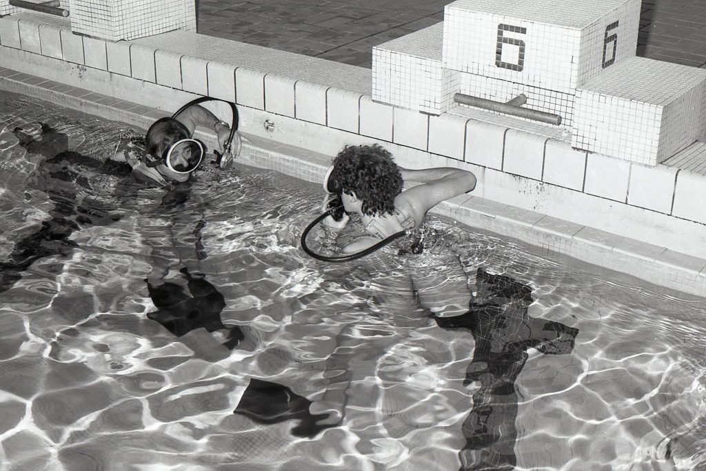 Stage de plongée de la section subaquatique du Sport Athlétique mérignacais (SAM), février 1981. Photographie N et B, auteur inconnu. Archives communales de Mérignac, 18 Fi 151.