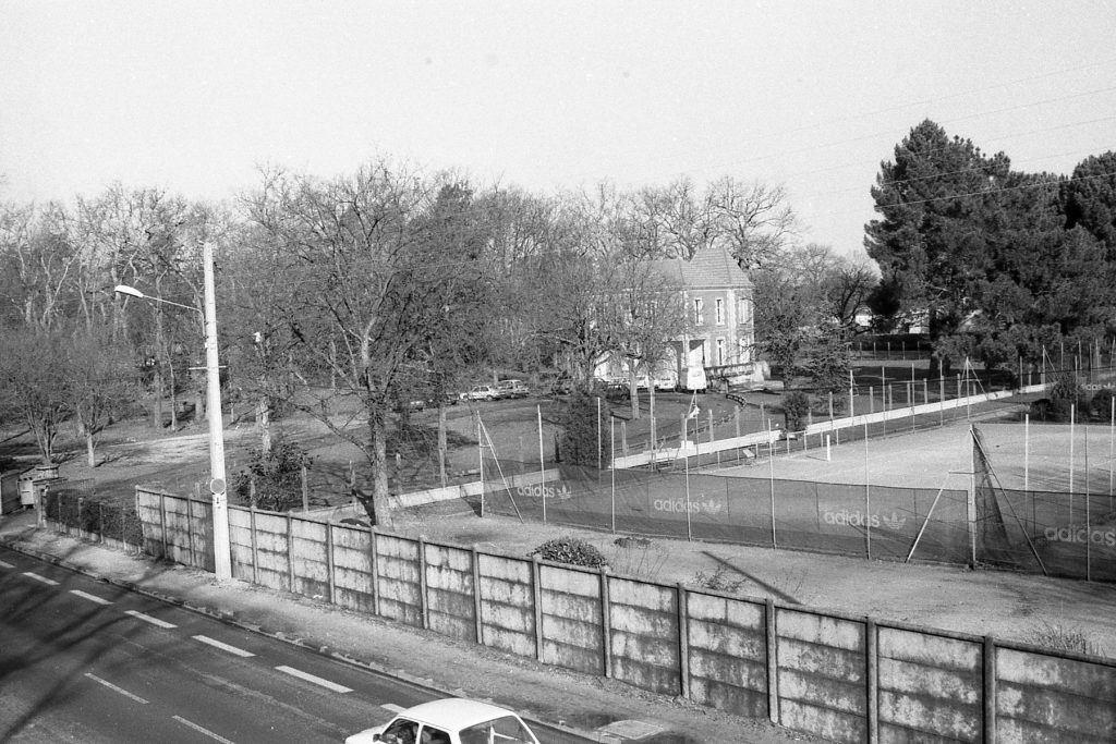 Terrains de tennis du stade Robert-Brettes, février 1987. Photographie N et B, auteur inconnu. Archives communales de Mérignac, 18 Fi 354.