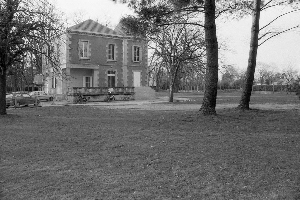 La Maison rouge, février 1987. Photographie N et B, auteur inconnu. Archives communales de Mérignac, 18 Fi 354.