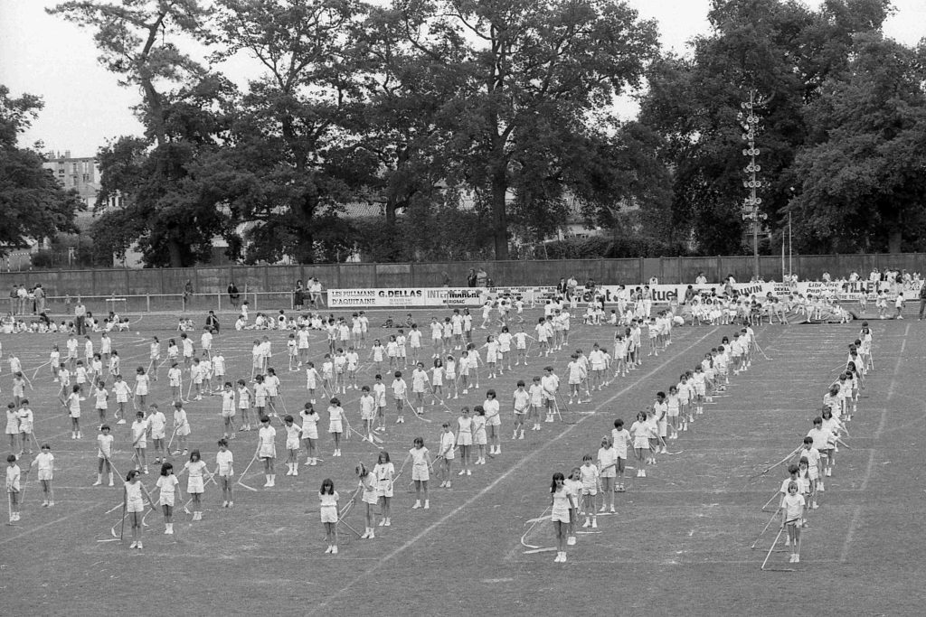 Fête sportive de l'Union sportive de l'enseignement du premier degré (USEP) au stade Robert-Brettes, juin 1988. Photographie N et B, auteur inconnu. Archives communales de Mérignac, 18 Fi 479.