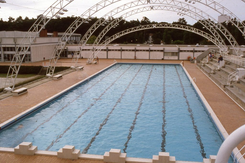 Grand bassin du stade nautique, s.d. Photographie couleur, auteur inconnu. Archives communales de Mérignac, 19 Fi 44.