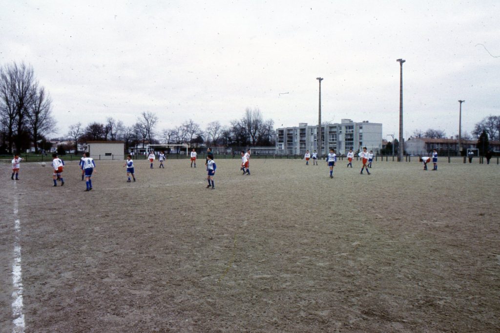 Rugby au stade du Jard, 1994. Photographie N et B, auteur inconnu. Archives communales de Mérignac, 19 Fi 45.