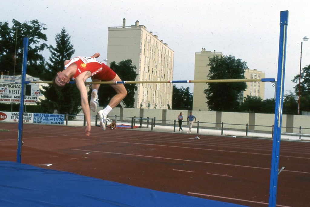 Athlétisme au stade Robert-Brettes, 1995. Photographie couleur, Patrick Macia. Archives communales de Mérignac, 19 Fi 47.