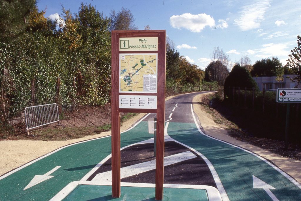 Piste cyclable de Beutre. Photographie couleur, A. Guichard, s.d. Archives communales de Mérignac, 19 Fi 53.