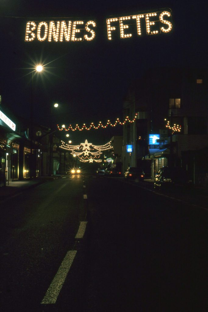 Illuminations de Noël dans le Centre-Ville, 1992. Photographie couleur, auteur inconnu. Archives communales de Mérignac, 19 Fi 98.