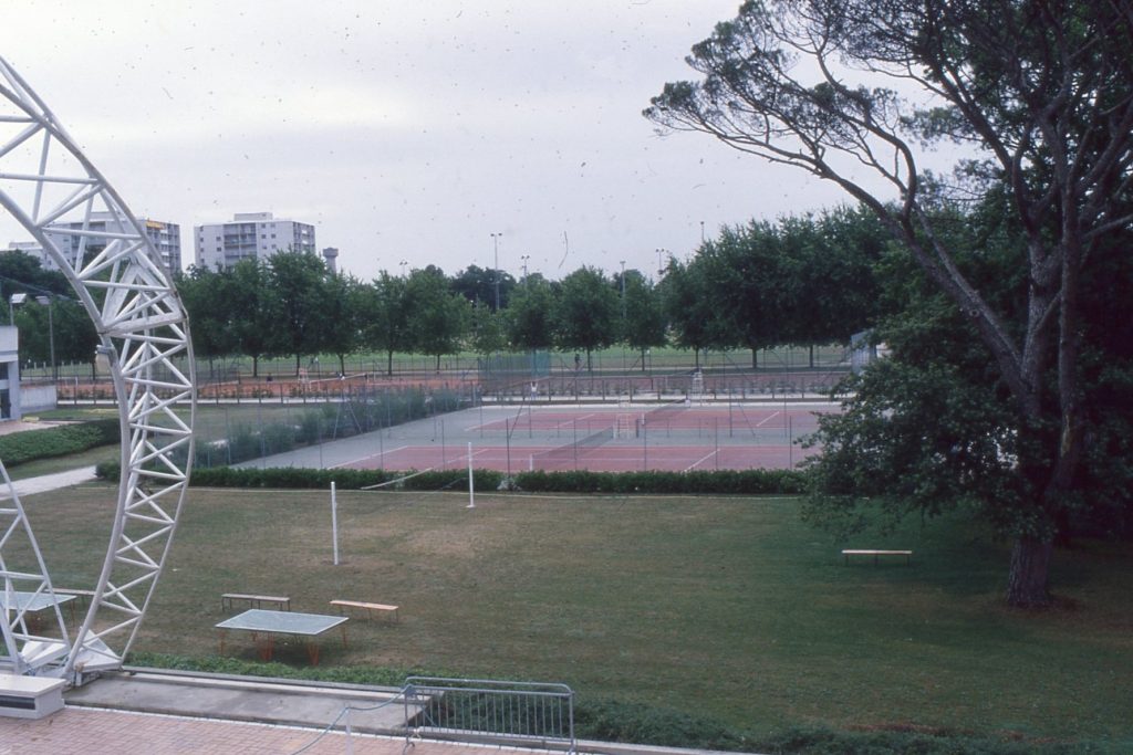 Les terrains de tennis du stade Robert-Brettes, s.d. Photographie couleur, auteur inconnu. Archives communales de Mérignac, 19 Fi 242.