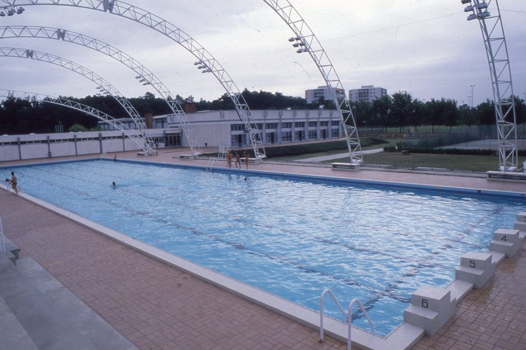 Grand bassin du stade nautique, s.d. Photographie couleur, auteur inconnu. Archives communales de Mérignac, 19 Fi 262.