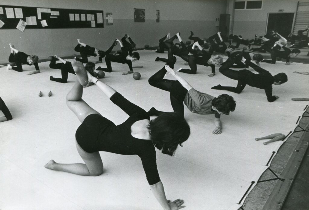 Cours de gymnastique volontaire dans la salle omnisport Robert-Brettes, 1972-1973. Photographie N et B, auteur inconnu. Archives communales de Mérignac, 1 Num 10/3.