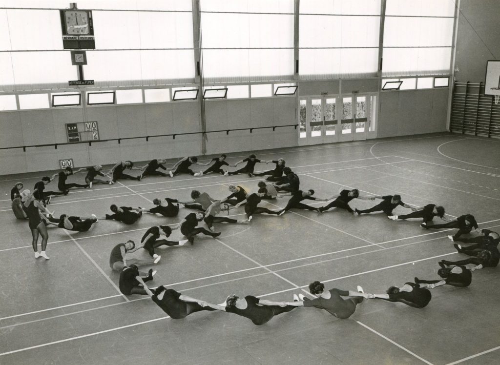 Cours de gymnastique volontaire dans la salle omnisport Robert-Brettes, octobre 1974. Photographie N et B, auteur inconnu. Archives communales de Mérignac, 1 Num 10/8.