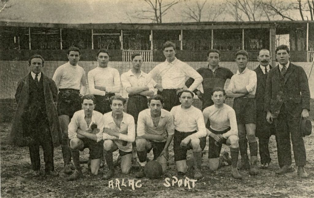 Équipe de football d'Arlac, [début XXe siècle]. Photographie N et B, auteur inconnu. Archives communales de Mérignac, 1 Num 31/16.