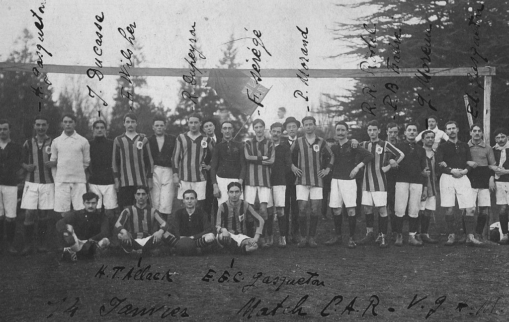 L'équipe de football de la Vie au Grand Air du Médoc et une équipe adverse, 14 janvier [1912]. Photographie N et B, auteur inconnu. Archives communales de Mérignac, 1 Num 48/1.