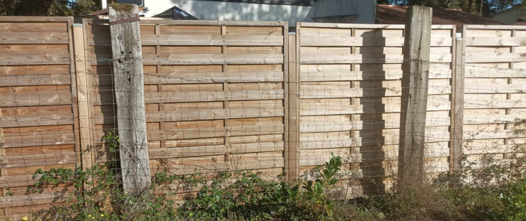 Quartier de Beutre à Mérignac. Le long de l’ancien embranchement avec des anciennes traverses devenues des piquets de grillages. Photographie couleur, Association Bordelaise des Amis du Chemin de fer (Abac), 2024. Collection particulière.