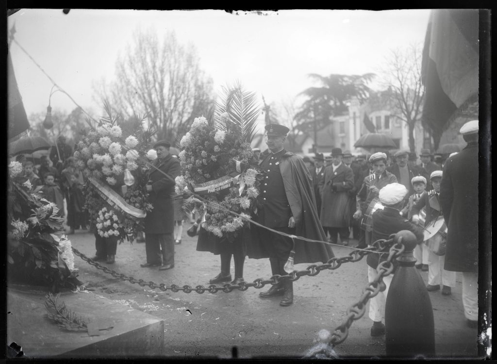 Cérémonie patriotique au Monument aux Morts. Photographie N et B, Ernest Boisnier, s.d. Archives communales de Mérignac. Fonds Ernest et Lucien Boisnier, 7 Num 371.