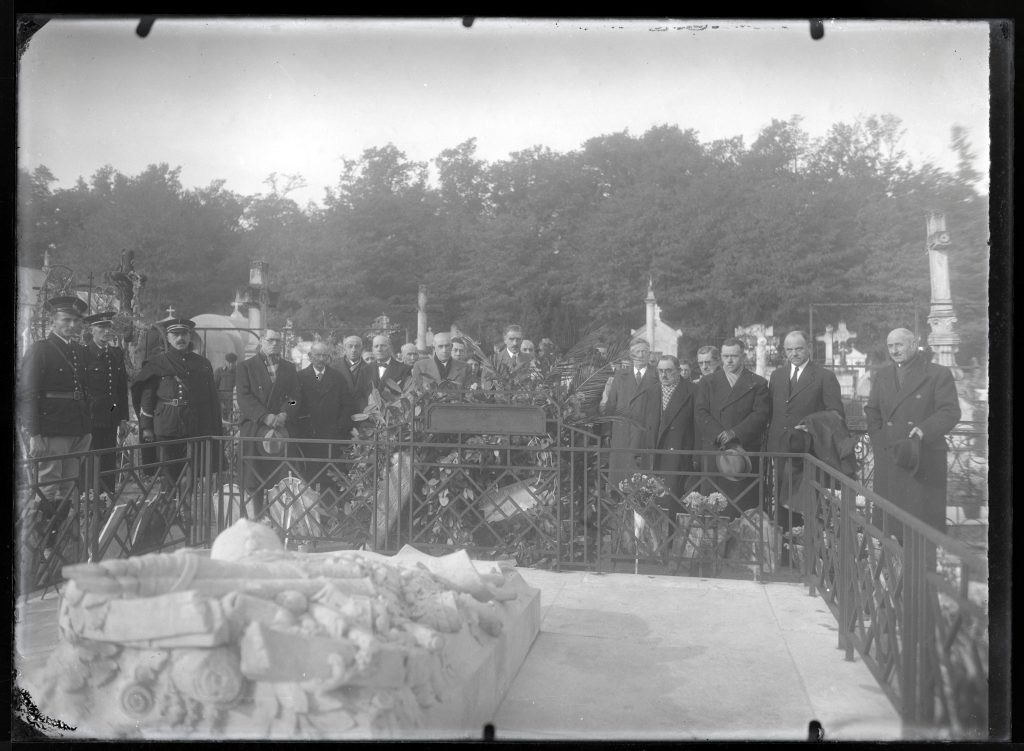 Cérémonie patriotique au caveau militaire du cimetière Photographie N et B, Ernest Boisnier, s.d. Archives communales de Mérignac. Fonds Ernest et Lucien Boisnier, 7 Num 372.