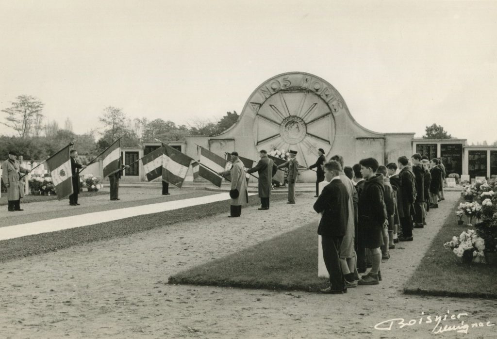 Cérémonie patriotique au carré militaire du cimetière. Photographie N et B, studio Boisnier, s.d. Archives communales de Mérignac. Fonds Ernest et Lucien Boisnier, 7 Num 374.